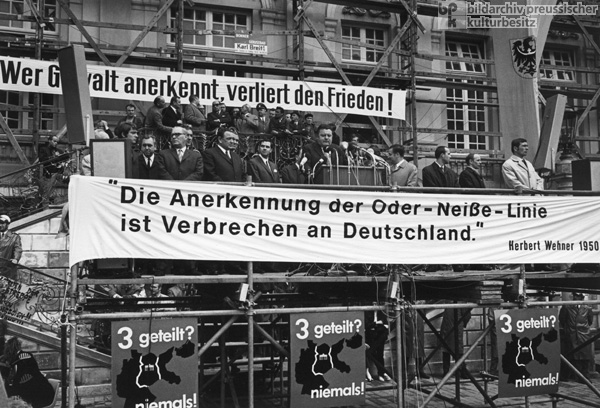 Protestkundgebung in Bonn gegen die Ostpolitik der Regierung Brandt (30. Mai 1970)